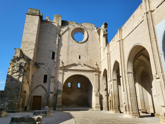 Iglesia de San Pedro y jardines de Serrat